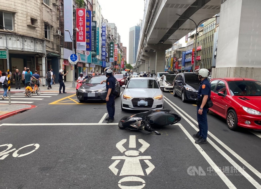 新北市海山分局14日表示,板橋文化路13日出現一名騎機車男子拒警攔檢並加速逃逸,男子多次逆向及闖紅燈狂飆,最後在圍捕下自摔落網,遭警方開出逾新台幣2萬元罰單,依公共危險罪送辦。(翻攝畫面)中央社記者王鴻國傳真 109年6月14日
