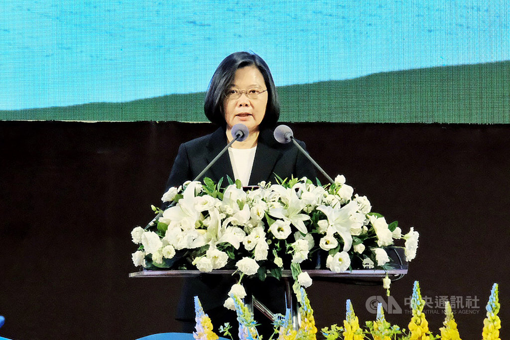 「台灣文學之母」鍾肇政5月16日辭世,享耆壽96歲,追思音樂會14日在桃園市龍潭國小舉行,總統蔡英文(圖)出席,致詞時表達對鍾老最深的懷念。中央社記者吳睿騏桃園攝 109年6月14日
