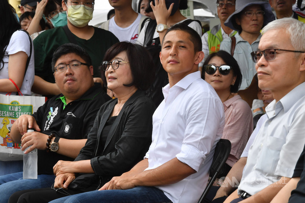 民進黨立委蔡易餘(前左起)、蘇治芬與新境界文教基金會副執行長吳怡農14日共同出席「原來米可以這樣吃」活動,推廣台灣米食文化。中央社記者林俊耀攝 109年6月14日