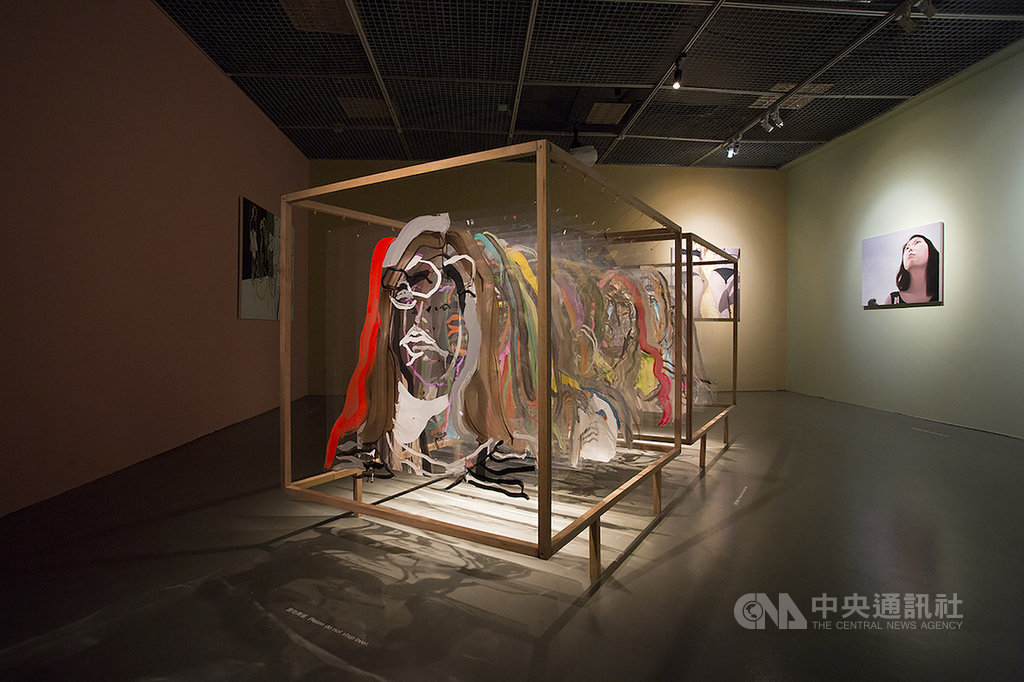 韓國藝術家鄭高友娜擅長以畫筆捕捉女性的生活日常,展覽中的「即時畫像」為民眾參與的互動創作,鄭高友娜一邊觀看與對談者的紀錄畫面,一邊以壓克力顏料即時描繪民眾的臉部表情,最後將畫像層層相疊成一件裝置作品。(台北當代藝術館提供)中央社記者鄭景雯傳真 109年6月14日