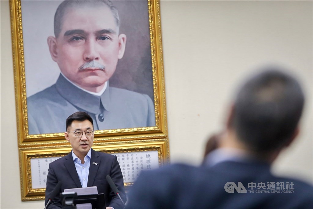 國民黨改革委員會各小組近日密集開會,在各界關注的兩岸論述方面,據透露,擬以肯定九二共識的基礎上,提出2個堅持與2個期待。圖為擔任改革委員會總召集人的黨主席江啟臣。(中央社檔案照片)