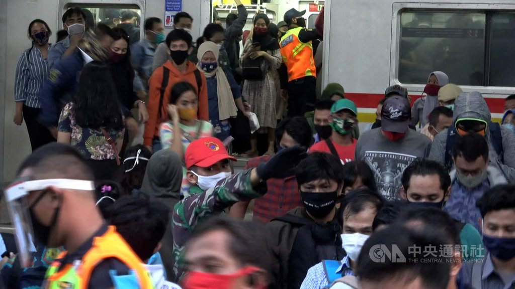 雅加達重啟疫情後經濟活動,大雅加達地區通勤列車的各大車站上下班時間湧現人潮,國軍在人群中維持秩序。中央社記者石秀娟雅加達攝 109年6月14日