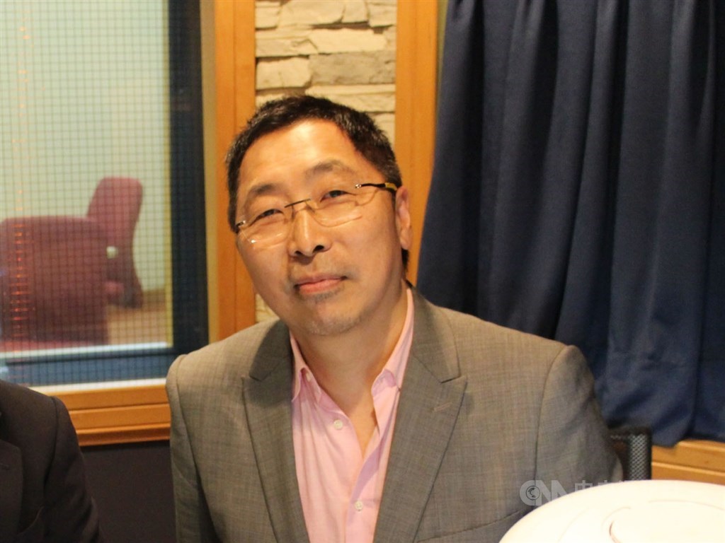 電台主持人唐湘龍遭檢舉,涉嫌違法在總統大選投票前公開談論民調。中選會認定唐湘龍違反總統選罷法,開罰新台幣50萬元。(中央社檔案照片)