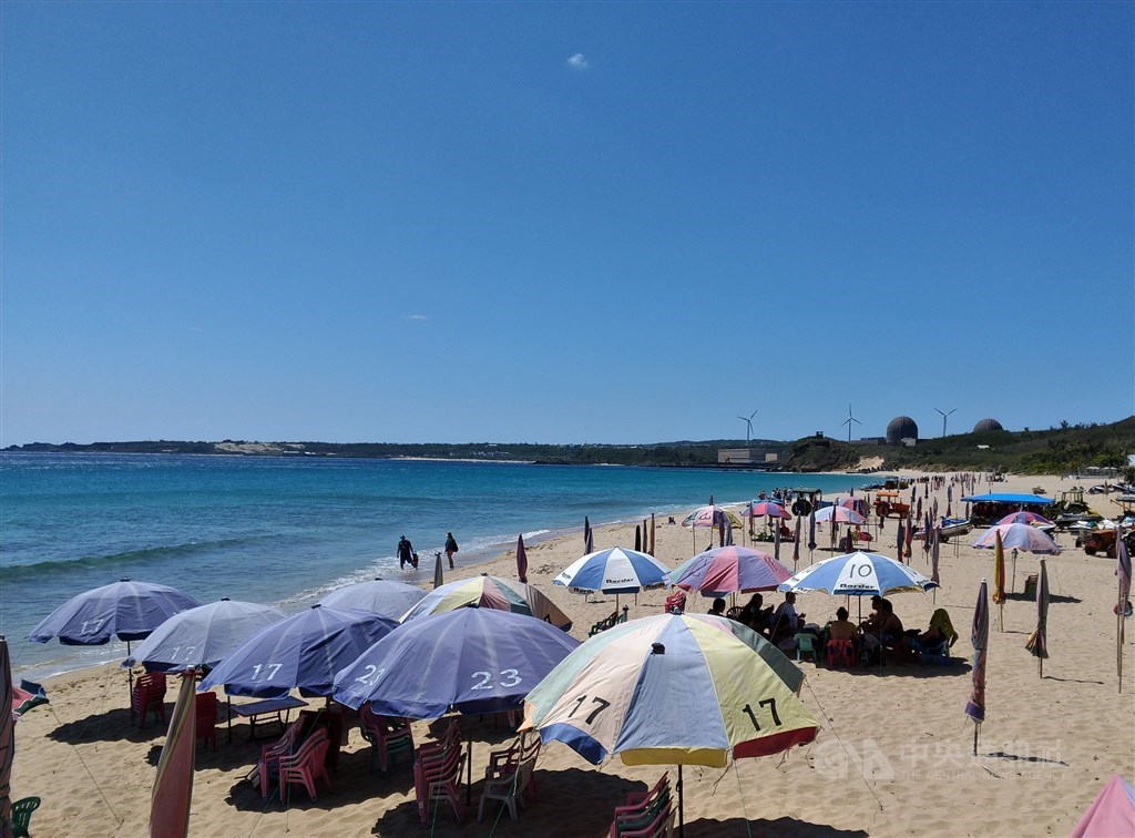 國內疫情自5月趨緩,加上政府6月7日起「解封」,推升國旅與餐飲內需動能,日月潭、花東、墾丁等風景區風景區多家5星飯店端午連假住房率飆至8成以上。圖為墾丁海邊。(中央社檔案照片)