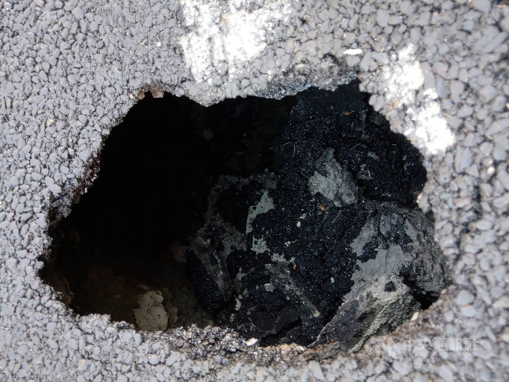 高雄市15日發生一起道路坑洞導致騎士摔傷意外,鳳山區力行路出現直徑約20公分、深逾一公尺的坑洞,養工處指出,民眾有權申請國賠,並會依相關規定辦理。(鳳山區鎮北里長提供)中央社記者王淑芬傳真 109年6月15日
