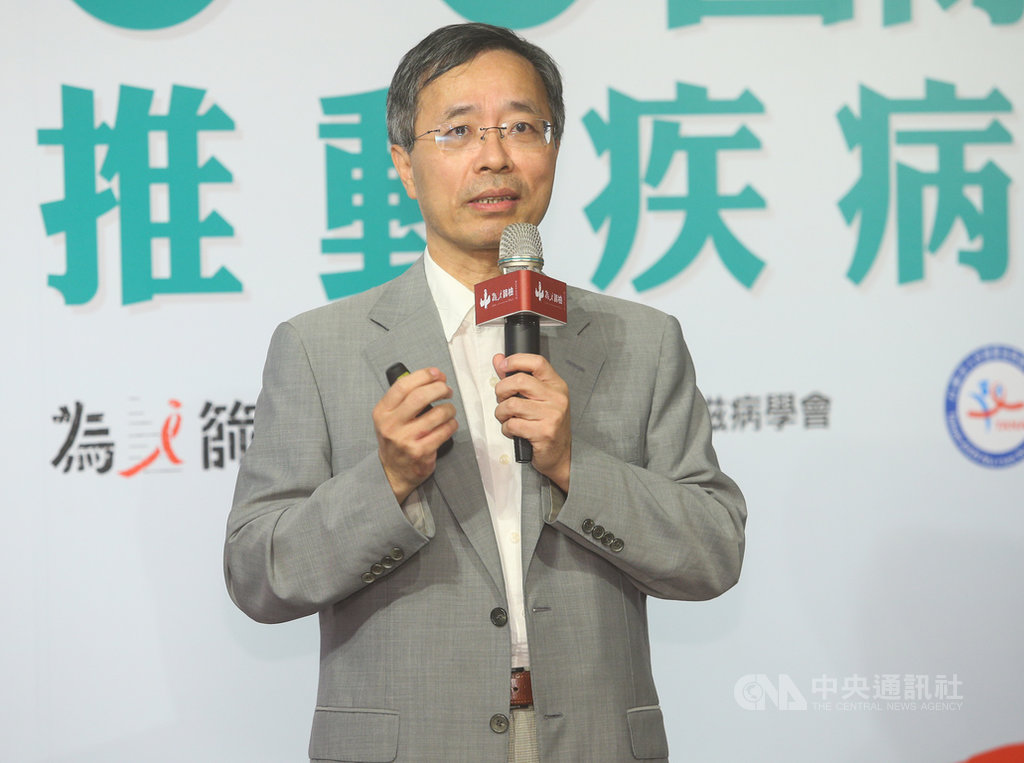台灣愛滋病學會理事長洪健清(圖)15日出席「U=U國際共識 推動疾病平權」記者會表示,U=U(undetectable = untransmittable)也就是「測不到病毒等於不具傳染力」,是愛滋領域的重大里程碑,當U=U觀念更普及,有助扭轉大眾對愛滋刻板印象。中央社記者謝佳璋攝 109年6月15日
