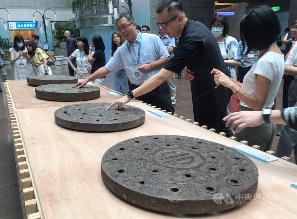 台北市水利處「台北蓋水」彩繪人孔蓋展15日登場,現場展出由日治時期至今台北市人孔蓋的變化,與彩繪人孔蓋形成今昔對比。中央社記者陳怡璇攝 109年6月15日