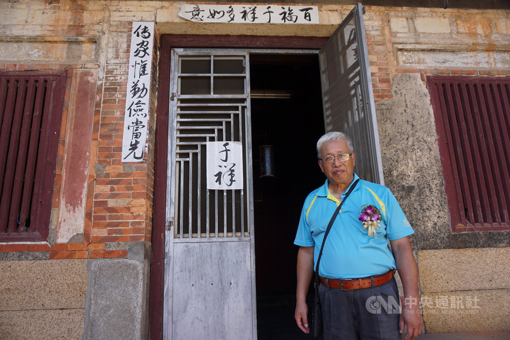 超過200年歷史的金門縣金沙鎮陽翟5號古厝15日動工修復,陽翟5號後人、67歲的退休老師陳德星表示,他在這棟古厝誕生,對房子充滿感情,感謝縣府德政,出資修繕古厝。中央社記者黃慧敏攝 109年6月15日