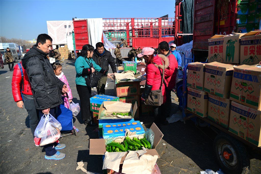 新發地批發市場既被形容為整個北京的「菜籃子」,也號稱是整個中國農貿市場的「地標」。圖為2018年2月,春節來臨之際,新發地市場內銷售與採購情形。(中新社提供)