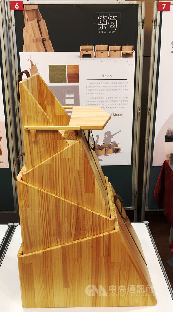 「第8屆特力家居盃全國室內暨傢俱設計大賽」結果出爐,明志科技大學工業設計四年級學生余志峰、魏翊涵為傢俱設計組金牌得主,作品「築筍」呼應全齡樂居的代代共存。(特力提供)中央社記者江明晏傳真 109年6月15日