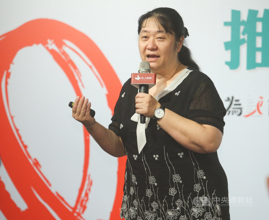 台灣愛滋病護理學會理事長莊苹(圖)15日出席「U=U國際共識 推動疾病平權」記者會,說明2020國人愛滋認知調查網路問卷結果。中央社記者謝佳璋攝 109年6月15日
