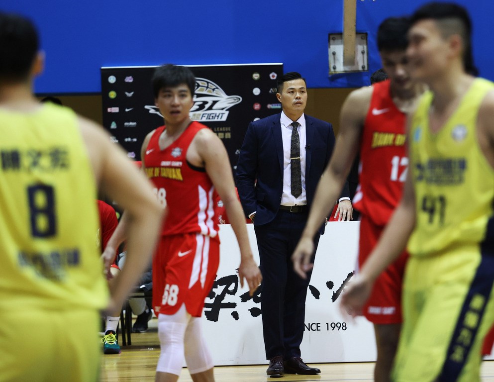 第18季SBL新人選秀會中握有榜眼籤的台灣銀行總教練陳國維(中)15日透露,盧峻翔、蘇士軒原先是球隊首要考量,但曾效力ABL寶島夢想家的陳昱翰若投入選秀,將會列入首輪指名的討論名單內。(中華民國籃球協會提供)中央社記者黃巧雯傳真 109年6月15日