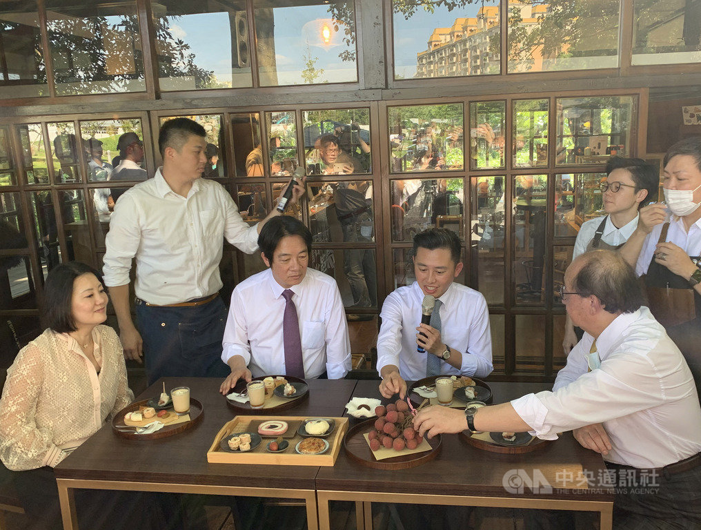 副總統賴清德(坐者左2起)16日在新竹市長林智堅()等人陪同導覽下,品嚐新竹在地食材創新料理,行銷新竹美食,盼提振觀光國旅。中央社記者郭宣彣攝 109年6月16日