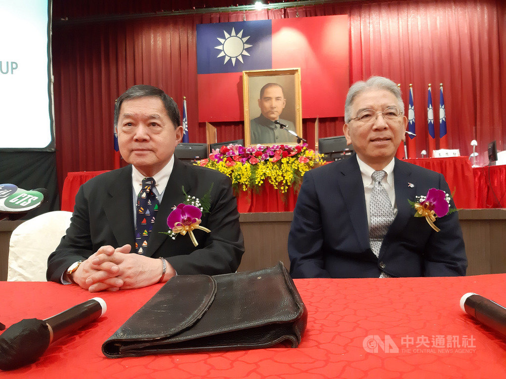 東聯化學董事長徐旭東(左)16日在股東會表示,面對武漢肺炎(2019冠狀病毒疾病,COVID-19),沒人能精準掌握疫情,產業界也要適應「新常態」。右為總經理蔡錫津。中央社記者潘智義攝 109年6月16日