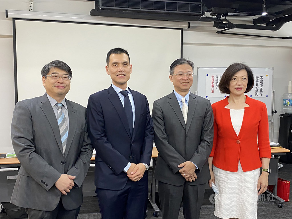 資安服務商安碁資訊16日舉行股東會,董事長施宣輝(左2)、總經理吳乙南(右2)受訪表示,5月已拿到印尼的資安專案,進一步拓展海外市場。中央社記者吳家豪攝 109年6月16日