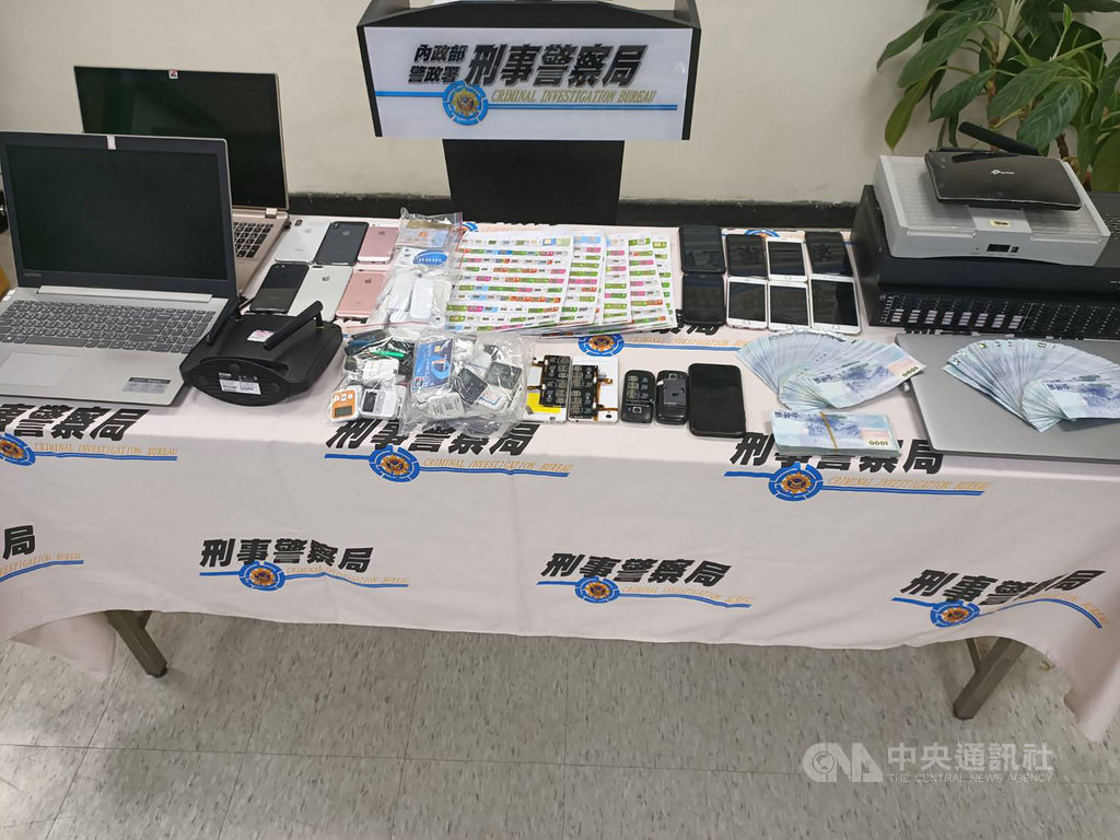 刑事局電信偵查大隊偵二隊向上溯源,追查電信詐騙機房系統商與水房,循線逮捕林男等5人,查扣數位式移動結費設備、工作手機、銀聯卡、中國人頭門號等證物。(警方提供)中央社記者蘇木春傳真 109年6月16日