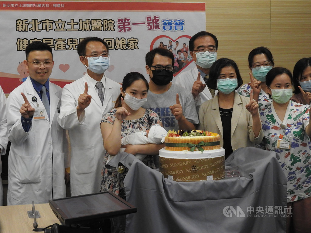 新北市立土城醫院4月23日試營運,開院第3天迎來第1號新生兒是體重僅1470克的早產兒女寶寶,土城醫院16日特地舉辦慶祝會歡迎這名女寶寶回娘家。中央社記者王鴻國攝 109年6月16日