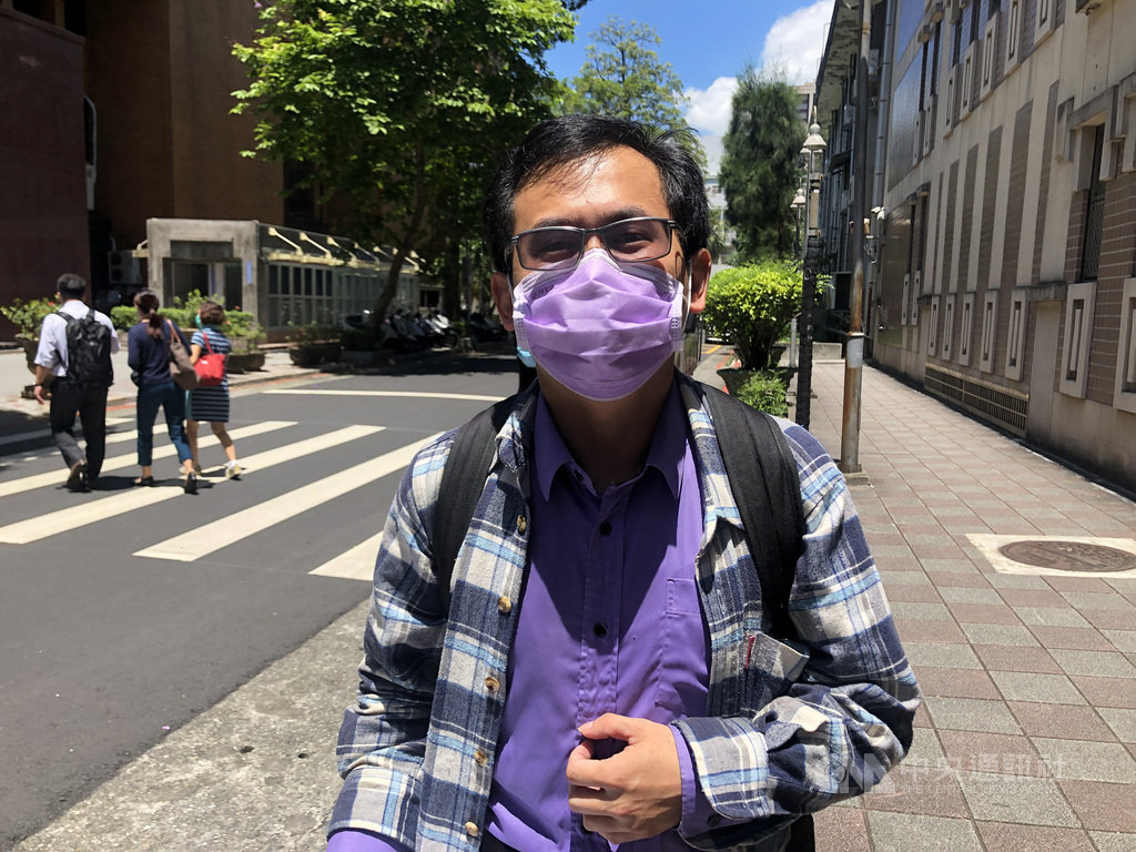 總統府秘書長蘇嘉全不滿黃姓及吳姓網友在臉書發言影射他貪污,控告2人連帶賠償新台幣30萬元及刊登道歉。台北地院16日開庭,審判長庭末諭知辯論終結,訂於30日宣判。圖為黃姓網友庭後受訪。中央社記者劉世怡攝 109年6月16日