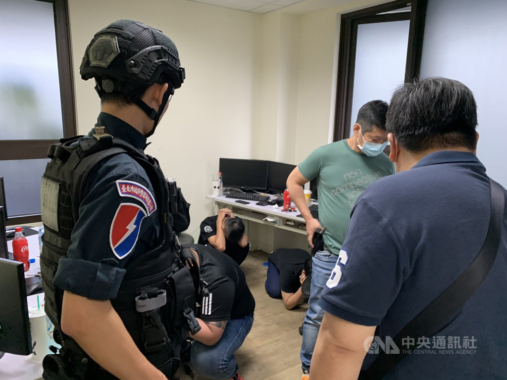 台北市警察局刑事警察大隊表示,以李姓男子為首的「假博奕真詐欺」不法集團,利用臉書誘騙被害人加LINE好友後,再推薦加入理財管理平台以誘騙投資詐財,受害者約41人,警方2波掃蕩3處機房,逮42嫌送辦。(台北市刑事警察大隊提供)中央社記者黃麗芸傳真 109年6月16日