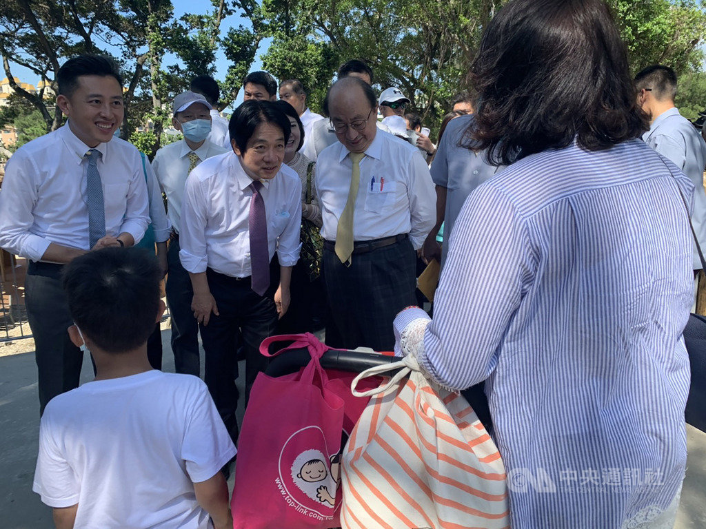 副總統賴清德(左3)推動後疫情時代觀光國旅,16日在新竹市長林智堅(左)等人陪同下參訪新竹市立動物園,並與現場民眾互動。中央社記者郭宣彣攝 109年6月16日