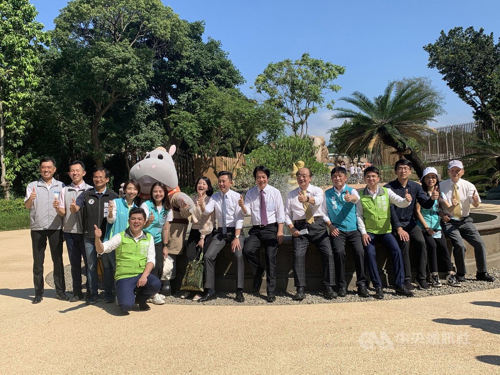 副總統賴清德(右7)16日在民進黨籍立委柯建銘(右6)等人陪同下,走訪新竹市立動物園,市長林智堅(右8)導覽。中央社記者郭宣彣攝 109年6月16日