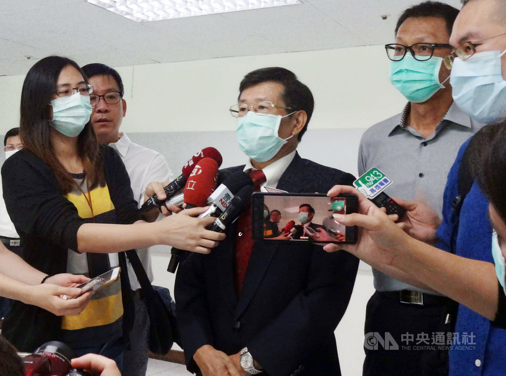 前高雄市長韓國瑜任內推出「振興購物嘉年華」,遭質疑尚未招標先起跑。代理市長楊明州上任後,確定委外標案喊卡,改由市府自行續辦。楊明州(中)16日受訪表示,有一部分會檢討,一部分會繼續辦下去,但最重要的就是不要失信於民,並兼顧法令。中央社記者陳朝福攝 109年6月16日