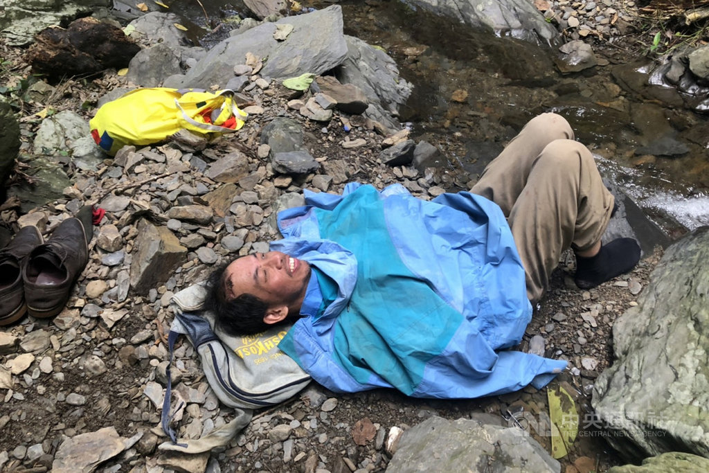 屏東縣屏安醫院副院長楊欣正(圖)6日在來義棚集山區疑似迷路失蹤,經連日搜尋後,民間救難人員16日上午尋獲楊欣正。(屏東消防局提供)中央社記者郭芷瑄屏東傳真 109年6月16日