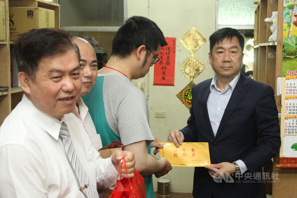 內政部次長陳宗彥(右)16日上午到台南慰問因公受傷的退役替代役男,發放比照國軍待遇的贍養金。中央社記者楊思瑞攝 109年6月16日