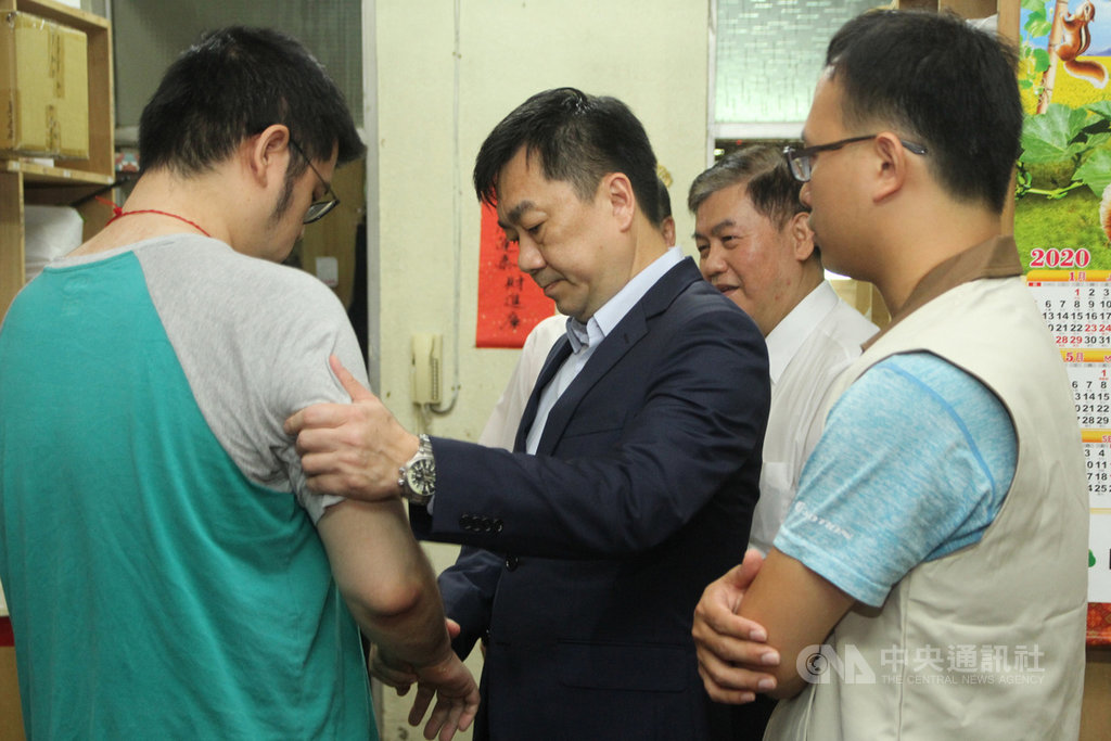 內政部次長陳宗彥(中)16日到台南慰問因公受傷的退役替代役男,並多次輕拍他的肩膀、雙手,希望他好好加油。中央社記者楊思瑞攝 109年6月16日