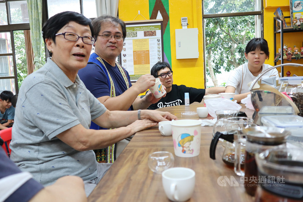 出身花蓮秀林鄉重光部落的醫師戴豐秋(左2),因緣際會愛上咖啡、鑽研咖啡,帶動部落種植咖啡樹,他的心願是希望族人不要再喝酒,而是喝咖啡。中央社記者李先鳳攝 109年6月16日