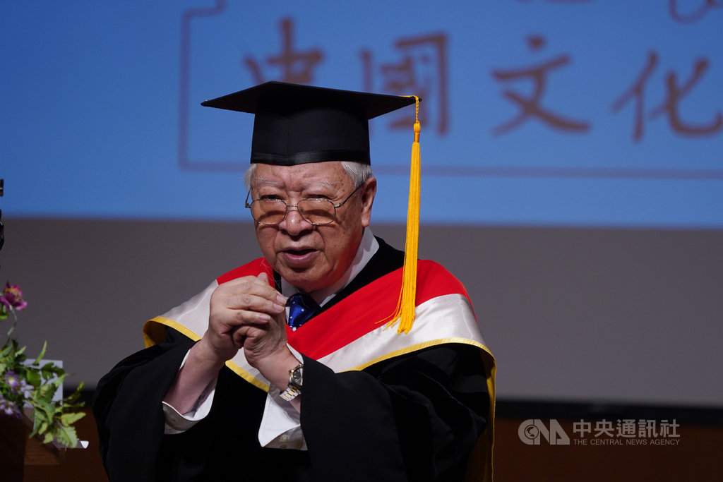 文化大學16日頒授名譽文學博士學位給嶺南派書畫大師歐豪年(圖),歐豪年致詞後向在場人士拱手致意。中央社記者徐肇昌攝 109年6月16日