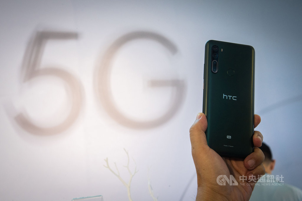 5G即將在台灣開台,宏達電16日發表首款5G智慧型手機HTC U20 5G,積極搶攻市場。中央社記者林俊耀攝 109年6月16日