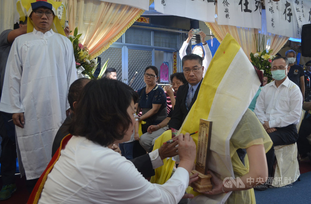嘉義市長黃敏惠(前左)16日擔任李承翰父親李增文出殯儀式的點主官,內政部長徐國勇(中)、警政署長陳家欽(右)都出席告別式。後左為李承翰姐夫、模範警察莊貽麟。中央社記者蔡智明攝 109年6月16日