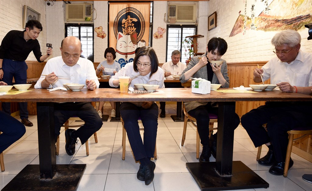總統蔡英文(前左2)與行政院長蘇貞昌(前左)16日參訪新北市瑞芳山城九份老街,品嚐當地美食小吃。蔡總統表示,疫情趨緩後,盼藉由走走吃吃,帶動民眾多觀光消費。(總統府記者聯誼會提供)中央社記者黃旭昇新北市傳真 109年6月16日