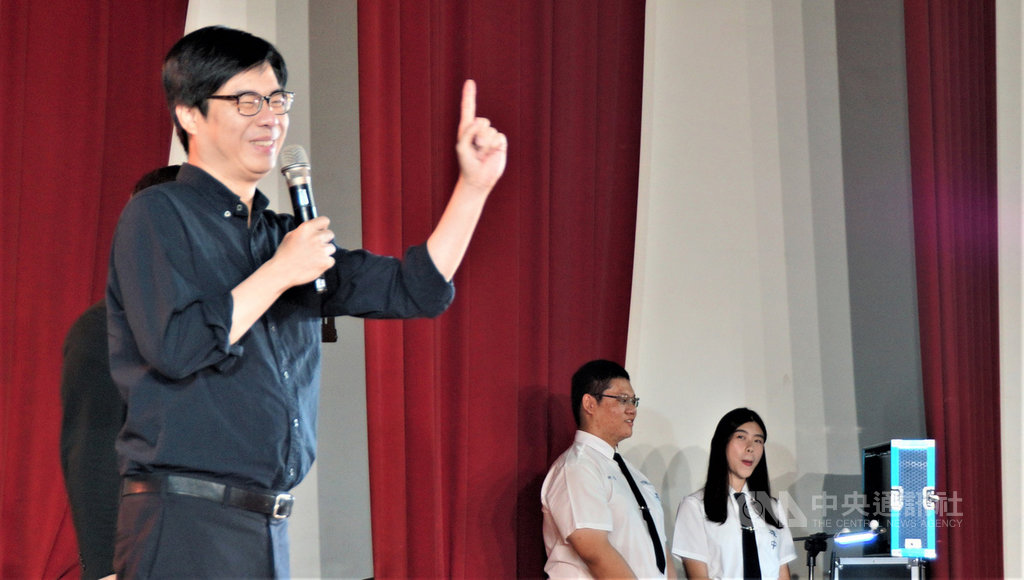 行政院副院長陳其邁(左)16日回母校高雄中學參加畢業典禮,受到師生熱烈歡迎,他致詞期勉學弟不要放棄,勇敢完成自己夢想。中央社記者程啟峰高雄攝 109年6月16日