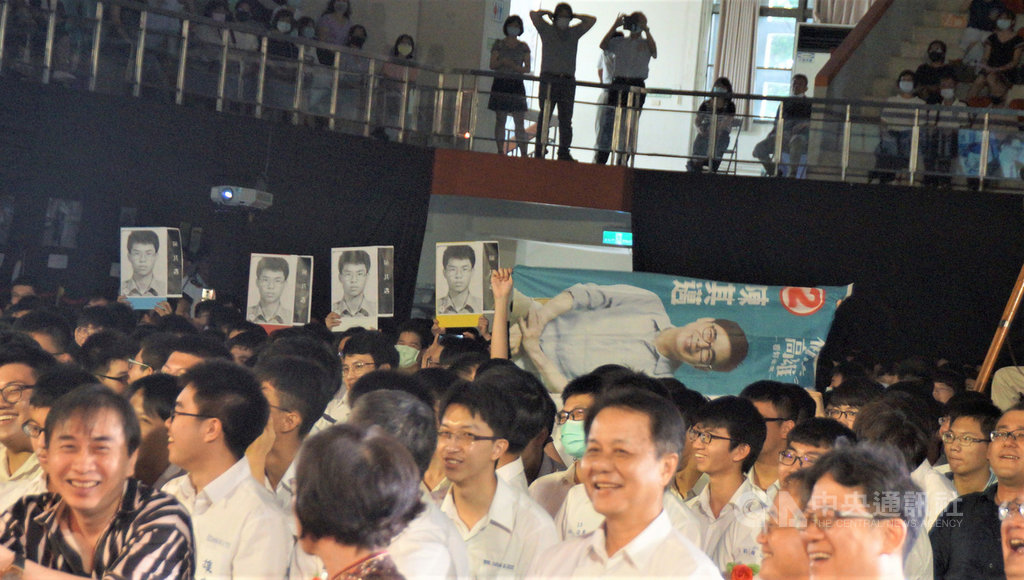 行政院副院長陳其邁16日回母校高雄中學參加畢業典禮,上台致詞時台下學弟高呼「市長好」,並高舉他就讀雄中的大頭照,場面熱烈。中央社記者程啟峰高雄攝 109年6月16日