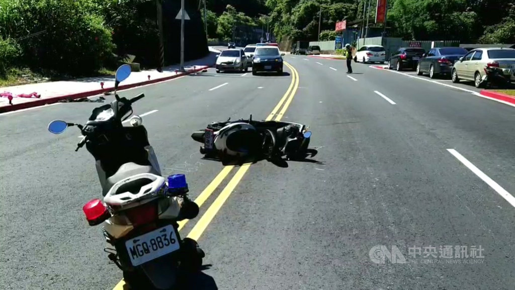吳姓少年16日上午騎機車載著張姓少女,行經基隆市調和街一處彎道時,撞上設在人行道上的路燈桿,吳男送醫不治,張女在醫院接受治療;警方已測繪現場,並調閱附近監視器畫面,以釐清確切事發經過。中央社記者王朝鈺攝 109年6月16日