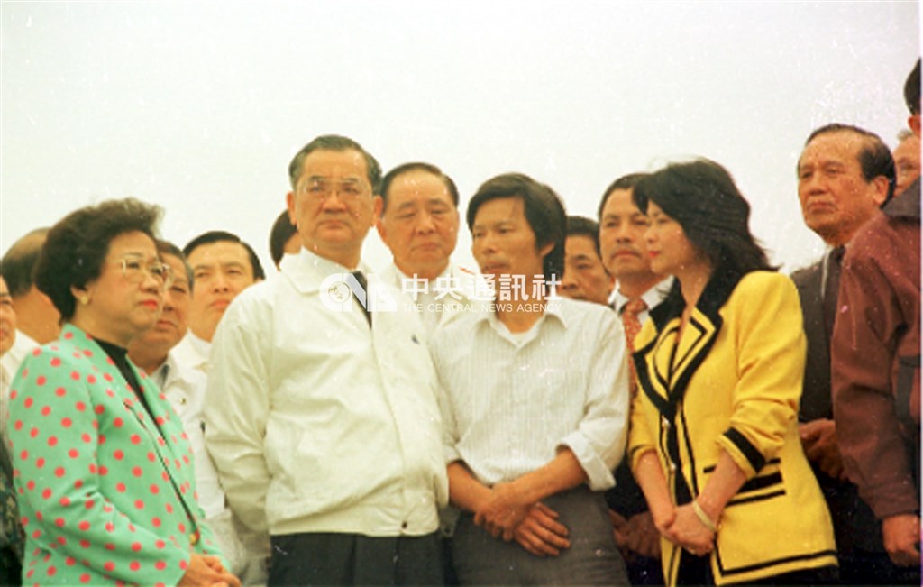 豬隻口蹄疫爆發,造成養豬戶嚴重損失,副總統兼行政院長連戰(左2)1997年3月到桃園縣了解疫情,指示農業委員會緊急防疫,並妥善處理病死豬。(中央社檔案照片)