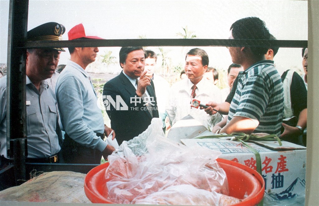 台灣1997年爆發口蹄疫疫情。圖為台東縣警方1997年查獲自台灣西部口蹄疫區的豬肉非法闖關,立即銷毀。(中央社檔案照片)