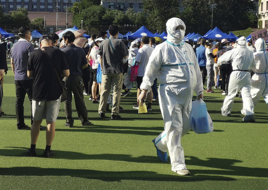 中國大陸15日新增武漢肺炎確診病例40例,其中本土占32例,境外移入8例。北京市自11日爆發本土疫情以來,累計確診已達106例。圖為北京市民14日在一處體育場進行採檢。(中新社提供)