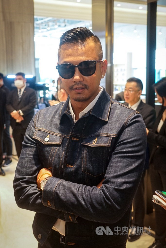 前中華男籃隊當家控衛李學林稱遭ABL寶島夢想家「留職停薪」半年,夢想家領隊陳建州(前)16日出席活動時受訪澄清,「沒有欠薪這件事」,並強調持續尋求溝通,卻未收到回覆,他對此表達遺憾及無法理解。中央社記者裴禛攝 109年6月16日