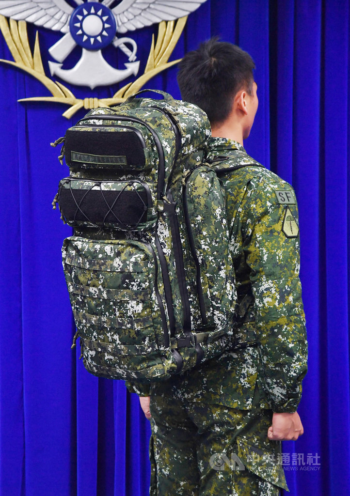 國防部16日展示陸軍經理品研改成果,新研製特戰背包,採塊狀化多功能系統,附有跳傘專用三角形扣環及安全扣。中央社記者王飛華攝 109年6月16日