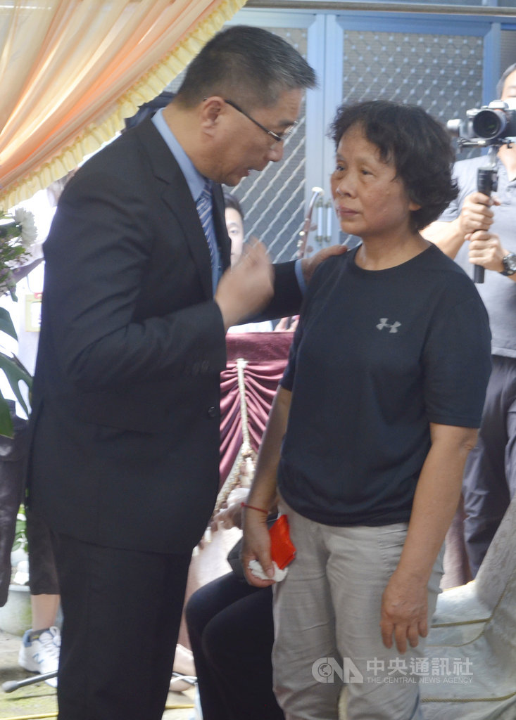 因公殉職的鐵路警察李承翰父親4日病故,16日出殯,內政部長徐國勇(左)代表總統蔡英文及行政院長蘇貞昌,到嘉義市送李父最後一程,並慰問李承翰母親張秀珍(右)。中央社記者蔡智明攝 109年6月16日