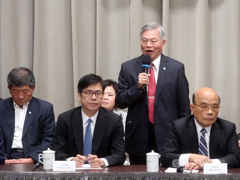知情人士16日透露,副閣揆陳其邁(前排中)將投入高雄市長補選,經濟部長沈榮津(後排1)可望接任。(中央社檔案照片)