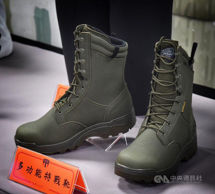 國防部16日展示陸軍經理品研改成果,「多功能特戰靴」鞋面為防潑水高纖維皮革,抗震、耐磨橡膠鞋底。中央社記者王飛華攝 109年6月16日