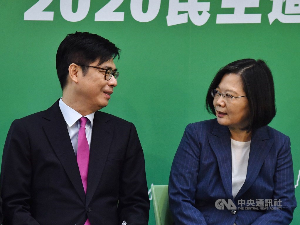 民進黨中常會17日正式通過徵召行政院副院長陳其邁(左)代表黨參與高雄市長補選,陳其邁在會後記者會上與黨主席蔡英文(右)互動交流。中央社記者王飛華攝 109年6月17日