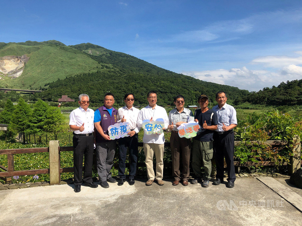 內政部長徐國勇(中)17日前往陽明山國家公園,示範安心旅遊。中央社記者王承中攝 109年6月17日