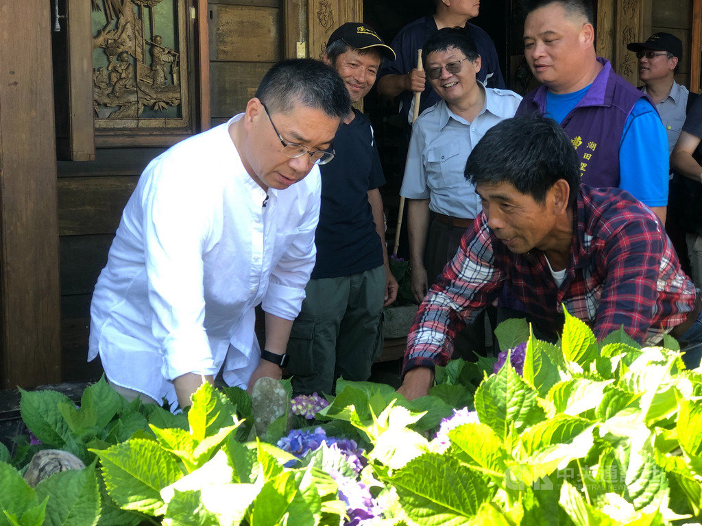 內政部長徐國勇(左)17日前往陽明山國家公園,示範安心旅遊,聽取當地農莊業者講解。中央社記者王承中攝 109年6月17日