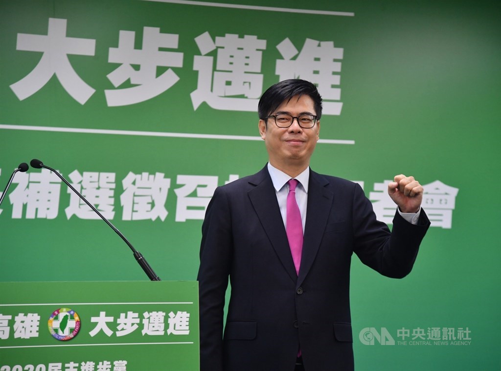 民進黨17日宣布徵召已請辭行政院副院長的陳其邁投入高雄市長補選,陳其邁在記者會上表示,高雄是他一生懸命的地方、永遠的故鄉,希望高雄可以更好,現在他要回到故鄉努力打拚。中央社記者王飛華攝 109年6月17日