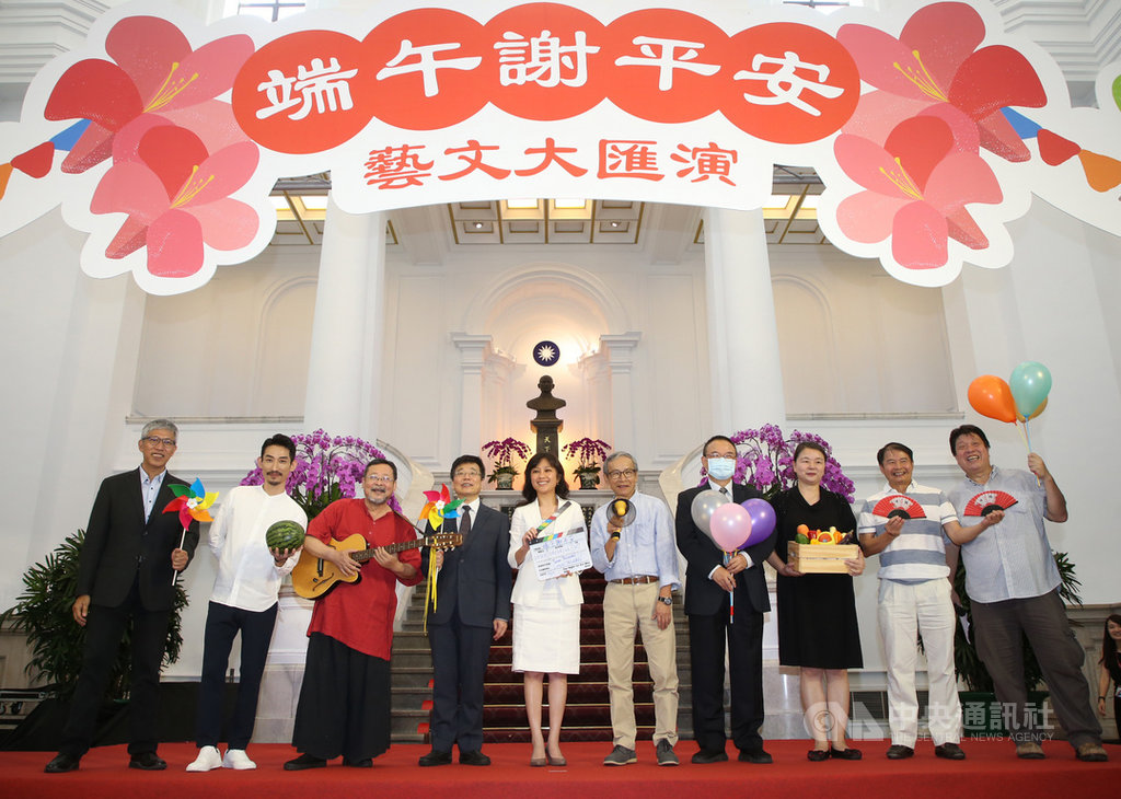「端午謝平安 藝文大匯演」系列活動宣傳記者會17日在總統府舉行,由總統府發言人Kolas Yotaka(谷辣斯.尤達卡)(左5)主持,疾管署長周志浩(左4)、導演吳念真(右5)、文化部次長蕭宗煌(右4)等人合影,邀請民眾在端午節到總統府前廣場參加活動。中央社記者鄭傑文攝 109年6月17日